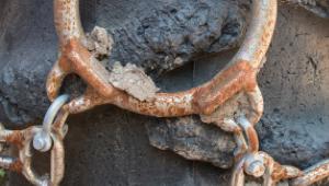 Cadena oxidada que rodea una roca