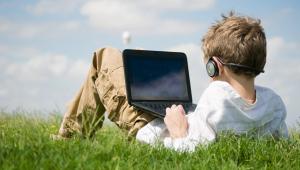 niño con ordenador y auriculares