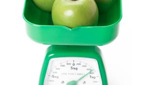 Peso con manzanas verdes