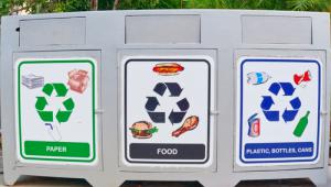 contenedores de reciclaje en la calle