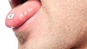 Tripi o lsd sobre una lengua listo para ser ingerido