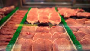 Diferentes tipos de carne empaquetada expuesta para su venta