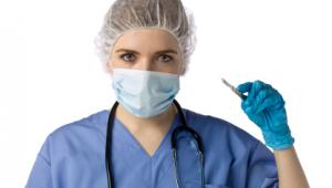 Cirujana preoarada para intervenciÃ³n sobre fondo blanco