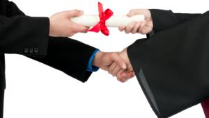 Plano cerrado de la entrega del tÃ­tulo de graduaciÃ³n