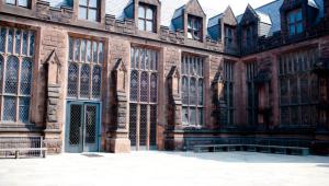 Fachada de un colegio de pago.