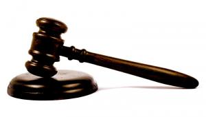 Primer plano de una mazo judicial sobre un fondo blanco