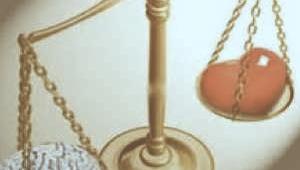 Balanza con corazón y cerebro