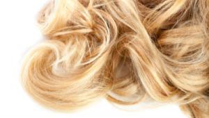 Melena de pelo rubio sobre fondo blanco