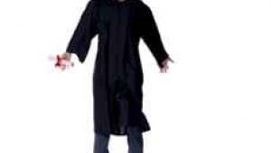 Un joven graduado salta con un diploma en su mano derecha y sobre fondo blanco