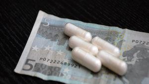 Pastillas mÃ©dicas sobre un billete de 5 euros
