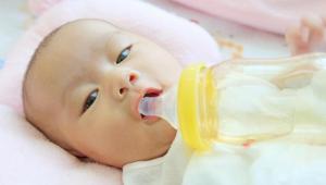 BebÃ© con biberÃ³n