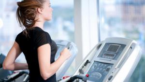 Corredora en la máquina tapis roulant