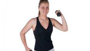 Mujer ejercitando sus mÃºsculos mediante levantamiento de pesas sobre fondo blanco