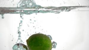 LimÃ³n sumergiÃ©ndose en agua