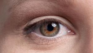 PrimerÃ­simo primer plano de un ojo con conjuntiv