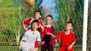 niÃ±os jugando fÃºtbol