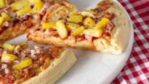 Primer plano de una porciÃ³n de pizza