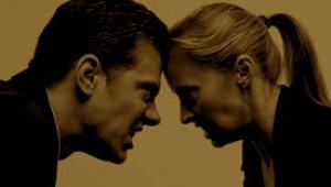 Hombre y mujer se enfrentan cara a cara.