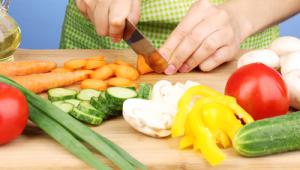 mujer cortando verduras