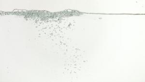 Agua, transparente y cristalina