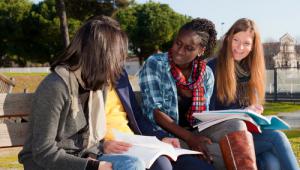 sentirse-extrano-diferente-otro-pais-ser-otra-cultura