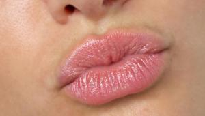 labios de mujer preparandose para besar