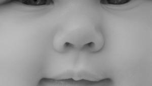 bebÃ© en primer plano blanco-negro