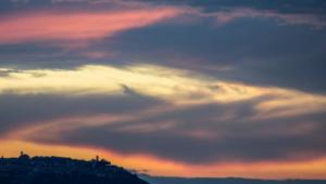 General de un atardecer con colores vivos con una montaÃ±a de fondo